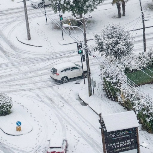 Overhead vehicle detection example in snowy conditions